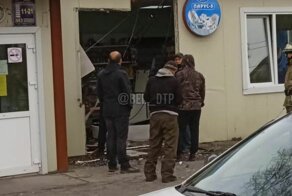 Авария дня. В Амурской области автомобиль заехал в небольшой магазин