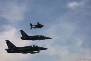 Полет человека над Альпами вместе с боевыми самолетами (14 фото + 1 видео)