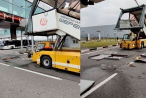 Пассажирский трап в "Шереметьево" врезался в здание аэропорта