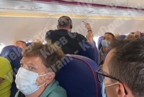 "А как мне в ней дышать?": пассажир на авиарейсе из Ларнаки устроил скандал из-за маски