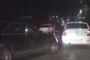 Бородач на "Мерседесе" попытался устроить скандал с водителем "Рено", но испугался, увидев великана