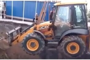 "Не зря снимали": cпуск экскаватора в котлован пошел не по плану