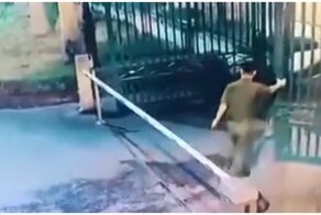 За двумя зайцами: солдат пытается закрыть ворота