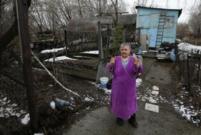 Администрация Омска предложила пенсионерке переехать из бочки, а блогеры решили купить ей квартиру