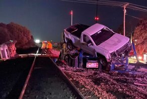 В штате Оклахома поезд снес груженый автовоз на переезде