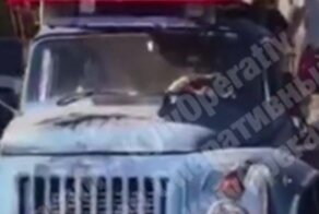 Владелец побитой легковушки на ходу взобрался на стрелу автокрана и остановил сбежавшего с ДТП хама