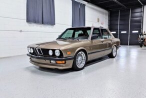 В BMW 1985 года установили двигатель V8 от General Motors турбонаддувом и теперь продают