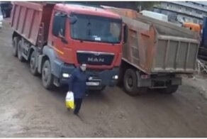 В Подмосковье женщине чудом удалось выжить после встречи с самосвалом