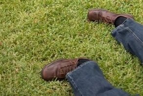 Поклонник хорроров вновь напугал прохожих своим жутким участком с бутафорскими трупами