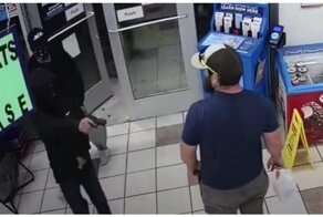 Попытка ограбления заправки и молниеносная реакция покупателя
