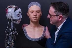 Виртуальная модель с миллионными гонорарами, успешная робот-художница: роботы захватывают творческие профессии