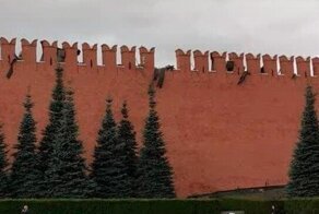 В Москве ураганный ветер сорвал зубец с кремлевской стены
