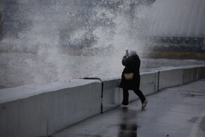 Петербург еще во власти осеннего шторма, а ему уже обещают зимние осадки