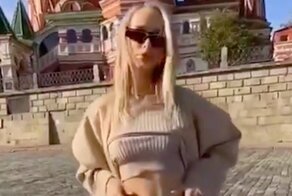 На оголившую грудь у храма блогершу завели уголовное дело