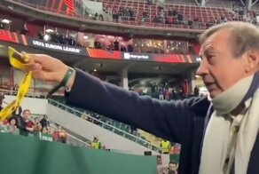 Футбольный тренер Юрий Семин подарил свою медаль мальчику на трибуне