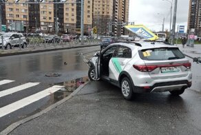 В Петербурге водитель каршерингового автомобиля вылетел на тротуар и сбил пешеходов
