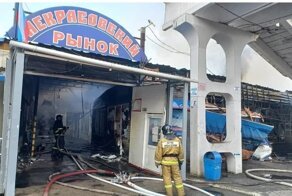 Дым от крупного пожара во Владивостоке охватил весь район