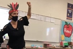Учительницу из Калифорнии отстранили от работы за индейский танец
