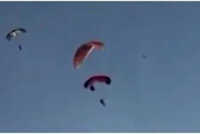 Столкновение парапланериста и парашютиста в небе попало на видео