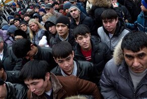 «Вечером выходить на улицу просто страшно»: жители подмосковного поселка о проблемах с мигрантами
