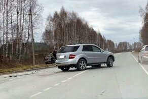 Момент ДТП между Acura и Mercedes в Новосибирской области