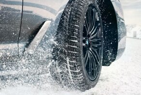 «А гололед не запретили?» — интересуются столичные водители в ответ на закрытие шиномонтажек в празд