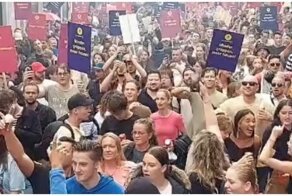 Оригинальный вид протеста против коронавирусных ограничений в Нидерландах