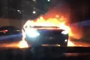 «Tesla» врезалась в фонарный столб в Новой Москве и сгорела