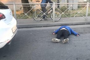 Актриса без "Оскара": в Черняховске женщина бросилась на капот авто, но что-то пошло не так