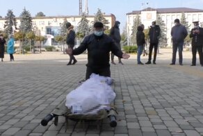 На Кубани после незаконных требований морга тело женщины привезли к администрации города