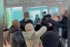 «QR – это не русское слово!»: пенсионерки в Бурятии взяли штурмом торговый центр