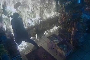 После ссоры с персоналом магазина покупатель в Бруклине бросил в помещение коктейль Молотова
