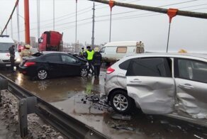 Авария дня. Автомобилистка устроила ДТП на мосту в Архангельске
