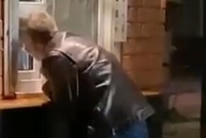 "Я в маске, я не болею": проголодавшийся мужчина устроил истерику возле кафе