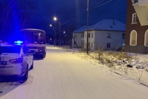 Опасные зимние забавы: в Свердловской области автобус наехал на скатившуюся с горки маленькую девочку