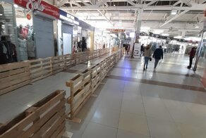 "Как в хлеву": в курганском ТЦ для покупателей без QR-кода установили специальные проходы