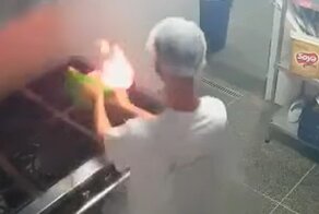 Неудачная попытка потушить горящее масло водой