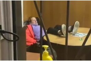 Женщина пожалела, что закинула свои ноги на стол