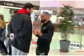 Драчливый пранкер протер спиной пол