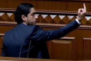 Депутат Верховной Рады показал Зеленскому средний палец и назвал предателем