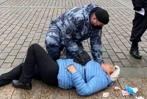 Самокатчик покалечил пенсионерку и скрылся в центре Москвы