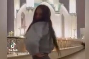 Мусульмане требуют наказать девушку, показавшую ягодицы на фоне мечети Кул-Шариф