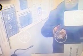 Грабитель хотел обнести банк. Но кассирша нашла способ его прогнать