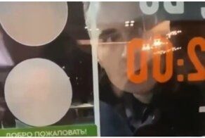 Неадекватный мужчина попытался ночью вломиться в суши-бар