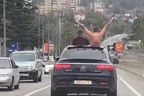 Отметили окончание "ковикул": в центре Туапсе туристы устроили стрельбу из движущегося авто