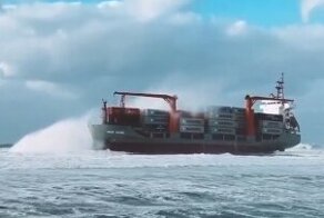 У берегов Находки контейнеровоз сел на мель и переломился пополам