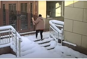 Снежная «лавина» с крыши напугала девушку