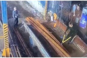 Грузчик на несколько секунд превратился в акробата