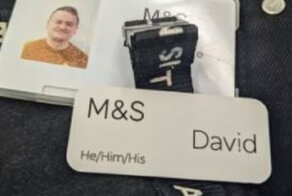 Британский ритейлер дал сотрудникам право выбирать, мальчики они или девочки