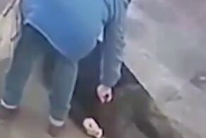 В московском метро женщина украла смартфон у умирающего мужчины